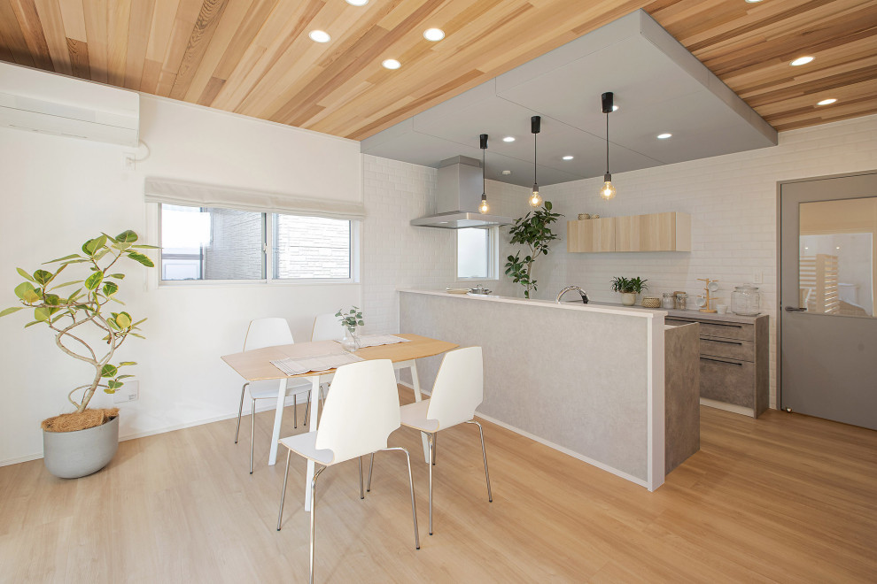Cette photo montre une salle à manger ouverte sur la cuisine scandinave de taille moyenne avec un mur blanc, un sol en contreplaqué, aucune cheminée, un sol beige, un plafond en bois et du papier peint.