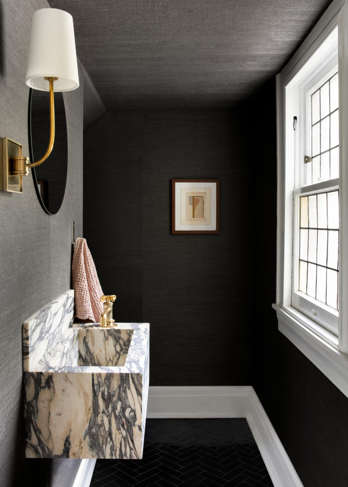 Cette photo montre un WC et toilettes chic avec un mur gris, un sol en carrelage de céramique, un plan de toilette en marbre, un sol gris, meuble-lavabo suspendu et du papier peint.