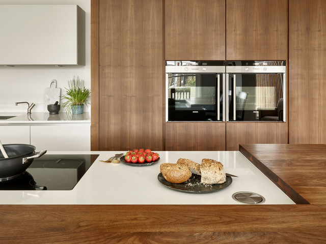 Walnut & Cornforth White Kitchen trendy-koekken