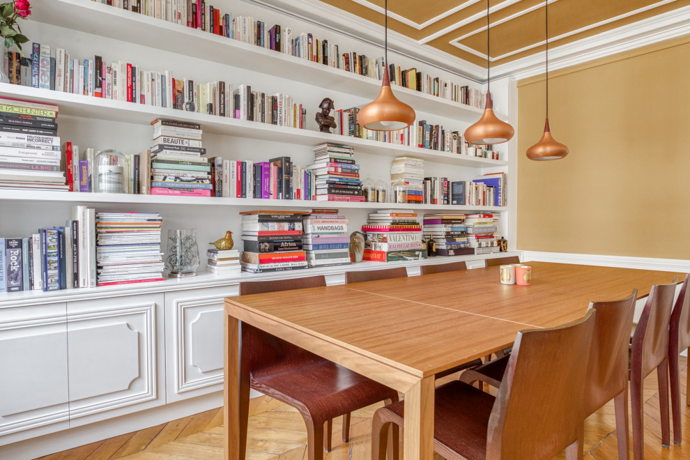Ispirazione per una piccola sala da pranzo classica con pareti gialle, parquet chiaro, pavimento marrone, soffitto in perlinato e pannellatura