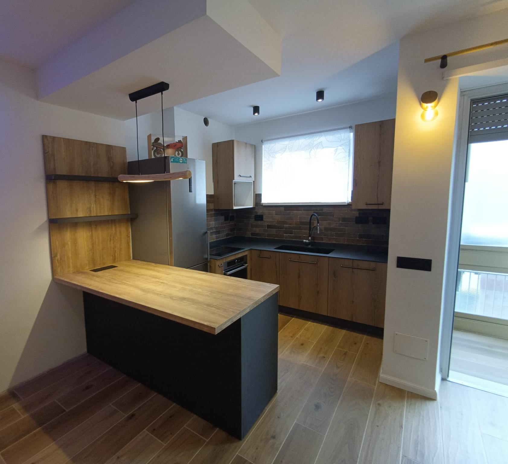 Per la Cucina: Anta finitura Quercia Vecchia con maniglia antracite, Top HPL color Pietra Nera con lavello 1 vascone in Keratek Nero sottotop