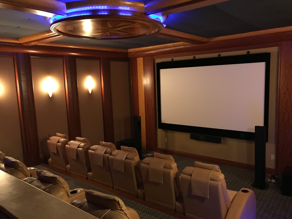 Cette image montre une très grande salle de cinéma traditionnelle.