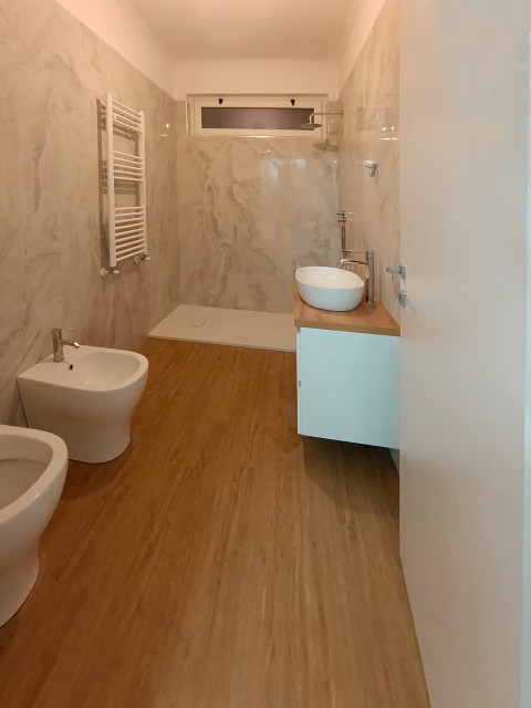 Bagno Completato ed Arredato modern-bathroom