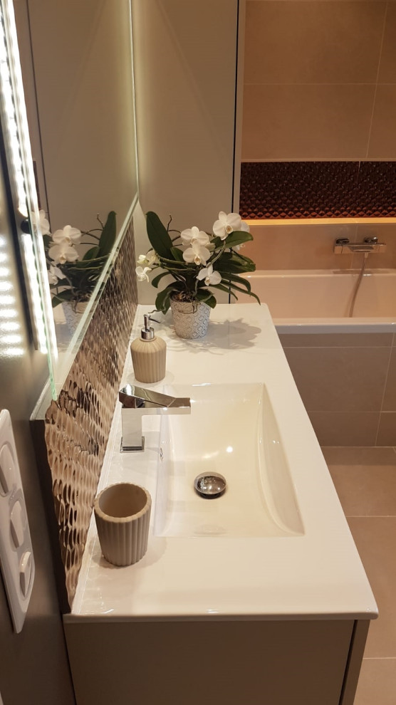 На фото: ванная комната в стиле модернизм с коричневыми фасадами, полновстраиваемой ванной, красной плиткой, бежевыми стенами, полом из керамической плитки, бежевым полом и тумбой под одну раковину