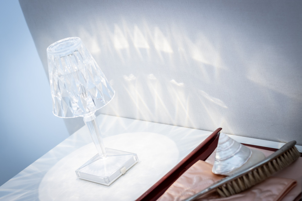 Kleines Retro Hauptschlafzimmer mit beiger Wandfarbe, hellem Holzboden, weißem Boden, Deckengestaltungen und Wandgestaltungen in Köln