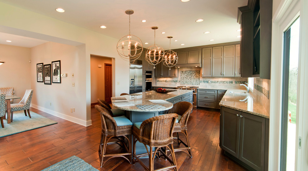 Example of a transitional home design design in Columbus