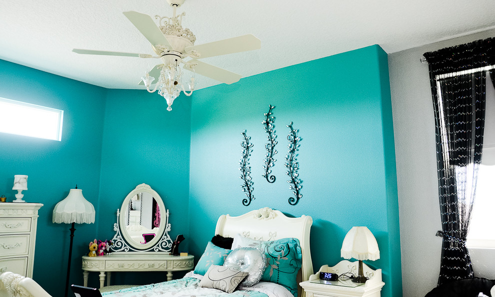 Design ideas for a traditional kids' bedroom for girls in Orlando with carpet.