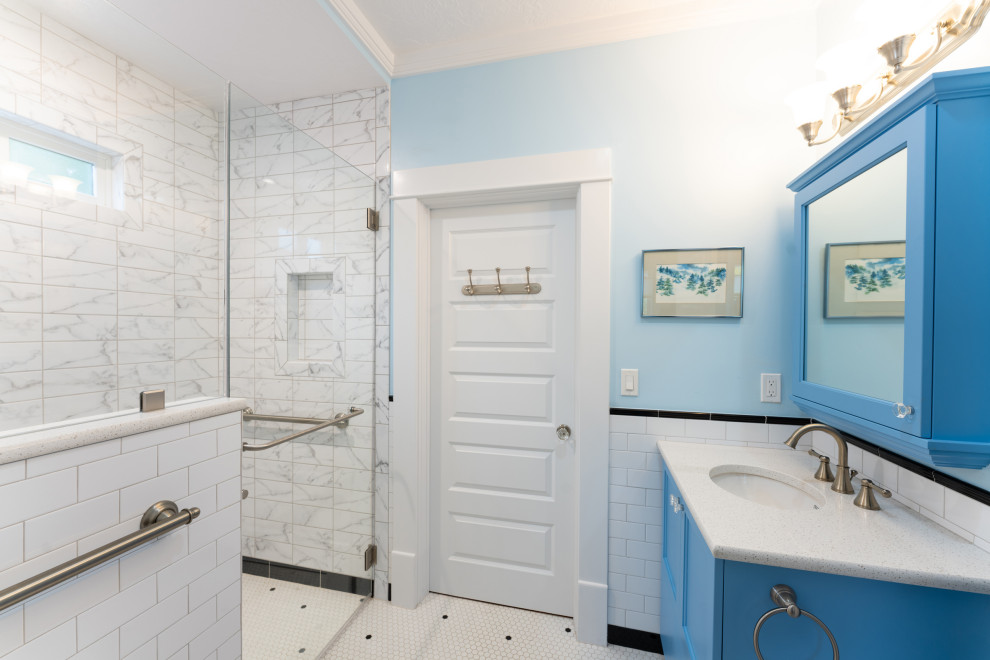 Imagen de cuarto de baño único y a medida clásico de tamaño medio con armarios con paneles empotrados, puertas de armario azules, ducha empotrada, baldosas y/o azulejos azules, paredes azules, lavabo bajoencimera, suelo blanco, ducha con puerta con bisagras y encimeras blancas