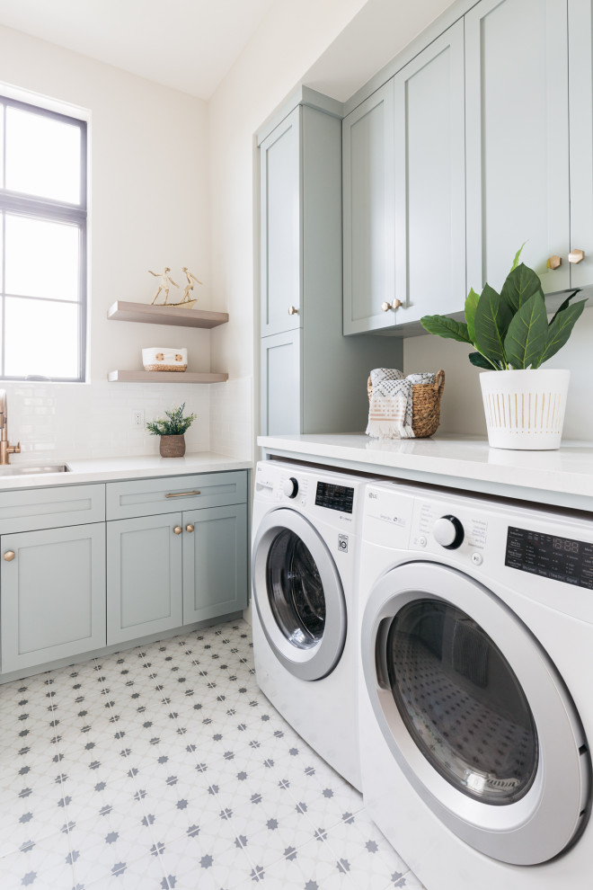Laundry room - country laundry room idea in Los Angeles