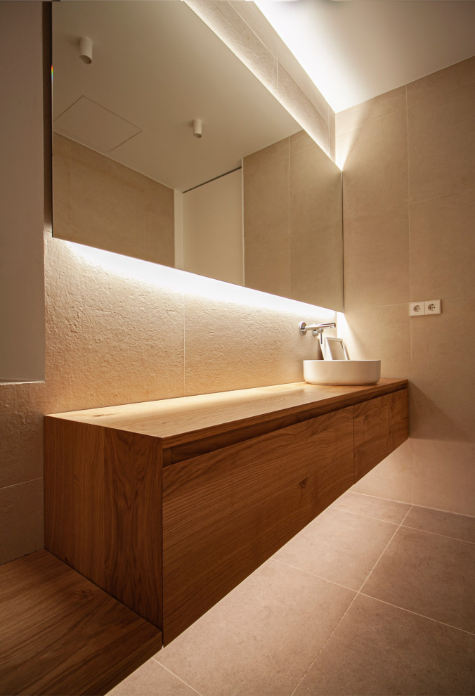 Foto på ett mellanstort eklektiskt brun en-suite badrum, med möbel-liknande, skåp i mellenmörkt trä, beige kakel, keramikplattor, beige väggar, klinkergolv i keramik, laminatbänkskiva och beiget golv