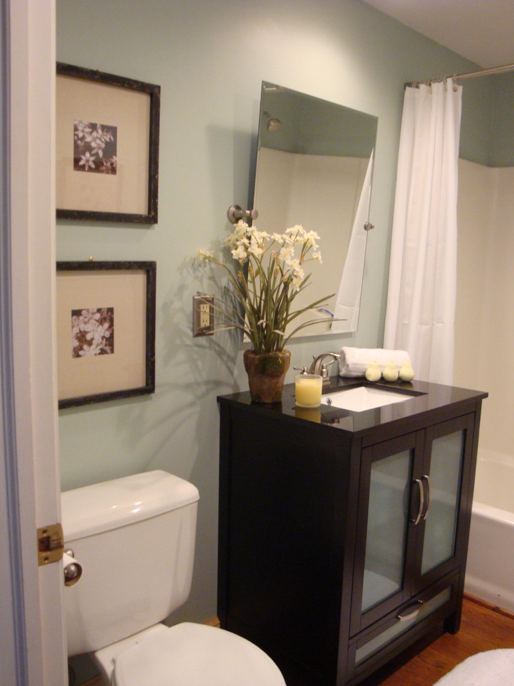 This is an example of a contemporary bathroom in Kansas City.