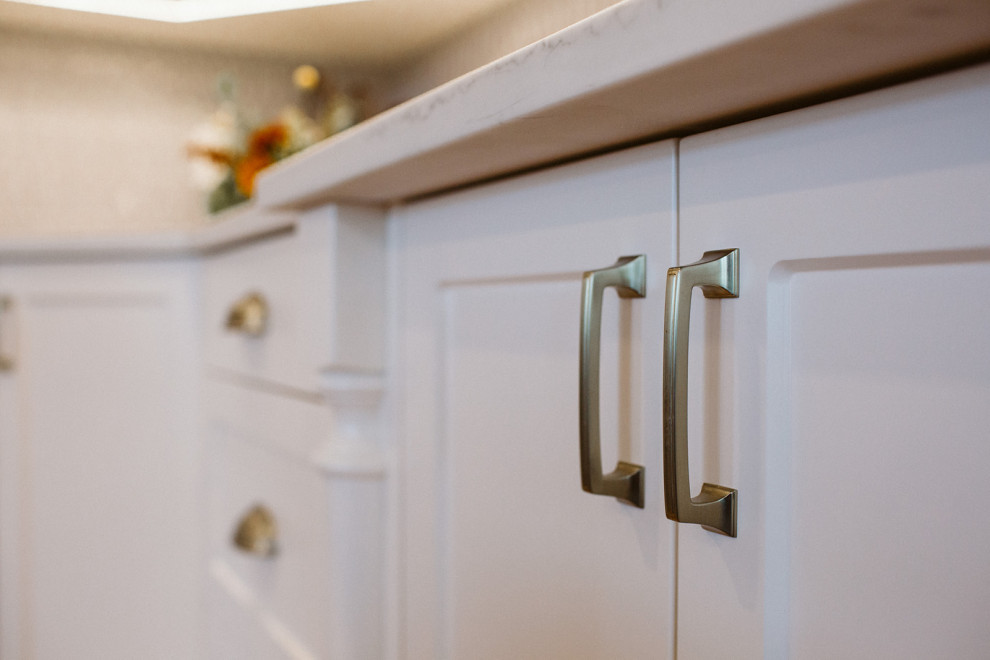 Kitchen - transitional kitchen idea