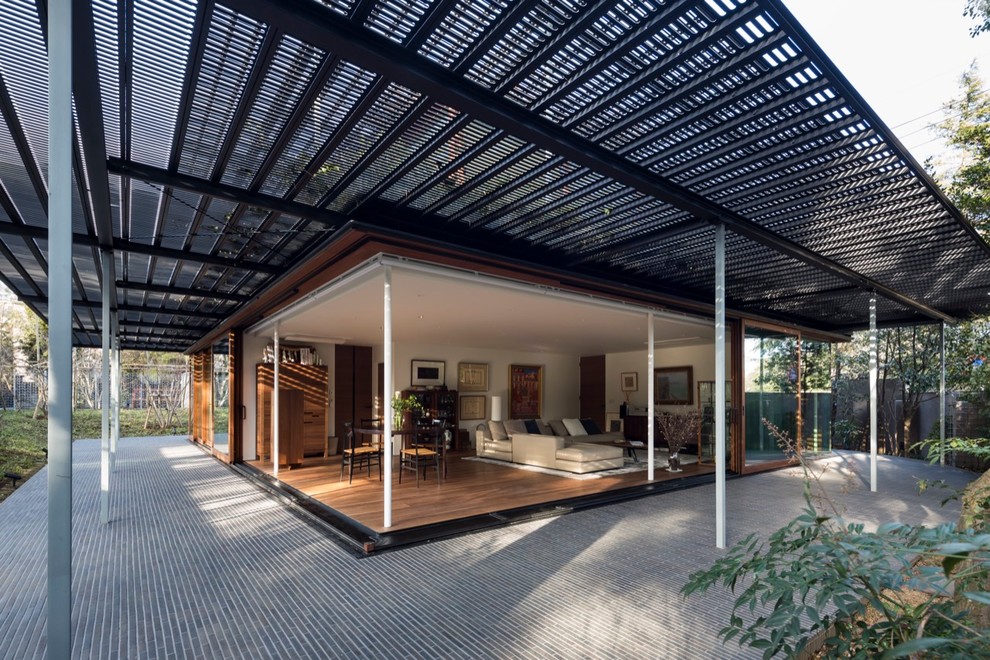 Expansive contemporary side yard verandah in Tokyo Suburbs with tile and a pergola.
