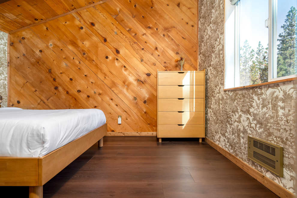 Пример оригинального дизайна: хозяйская спальня среднего размера в стиле фьюжн с коричневыми стенами, полом из винила, печью-буржуйкой, фасадом камина из кирпича, коричневым полом и балками на потолке