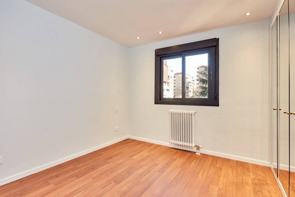 Foto de dormitorio principal tradicional renovado grande con paredes grises y suelo de madera en tonos medios