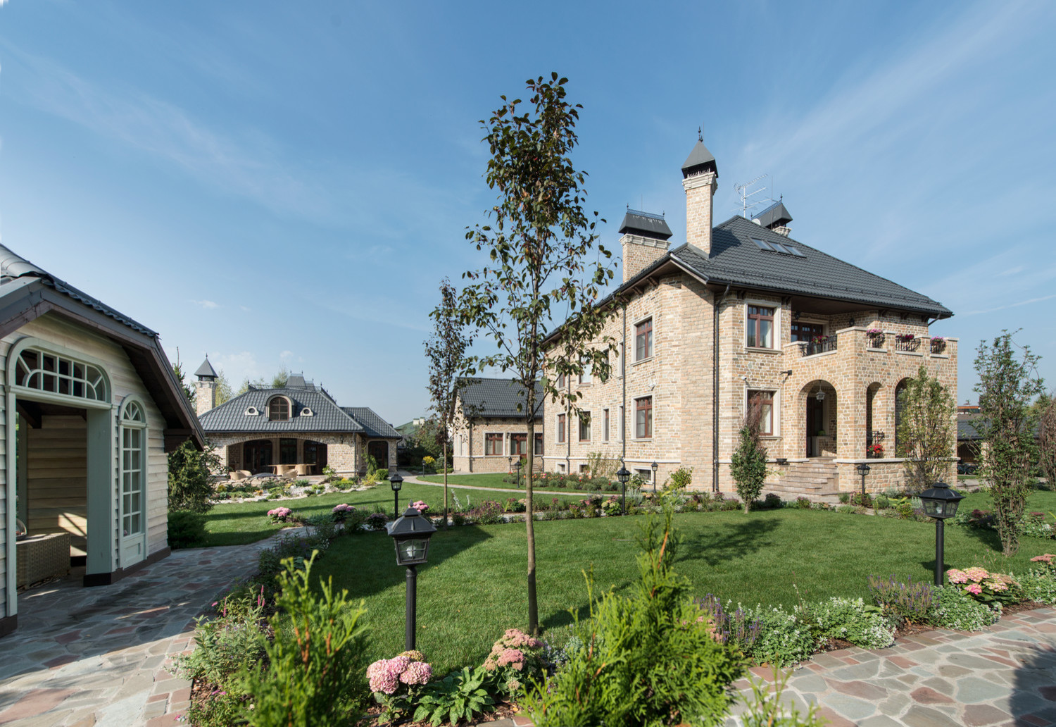 Вид на участок из сада