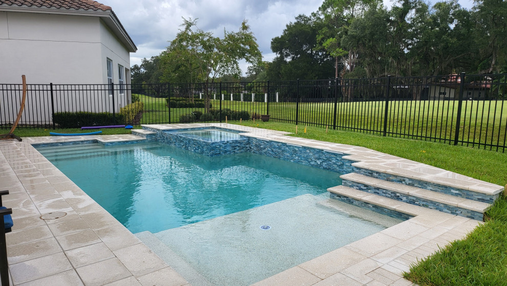 Idee per una piccola piscina monocorsia minimalista personalizzata dietro casa con una vasca idromassaggio e pavimentazioni in mattoni
