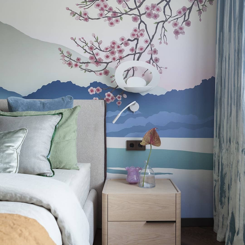 Idee per una camera matrimoniale contemporanea di medie dimensioni con pareti rosa, pavimento in legno massello medio e pavimento marrone