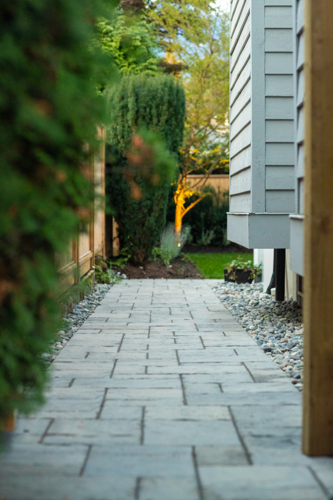 Inspiration for a transitional landscaping in Vancouver.