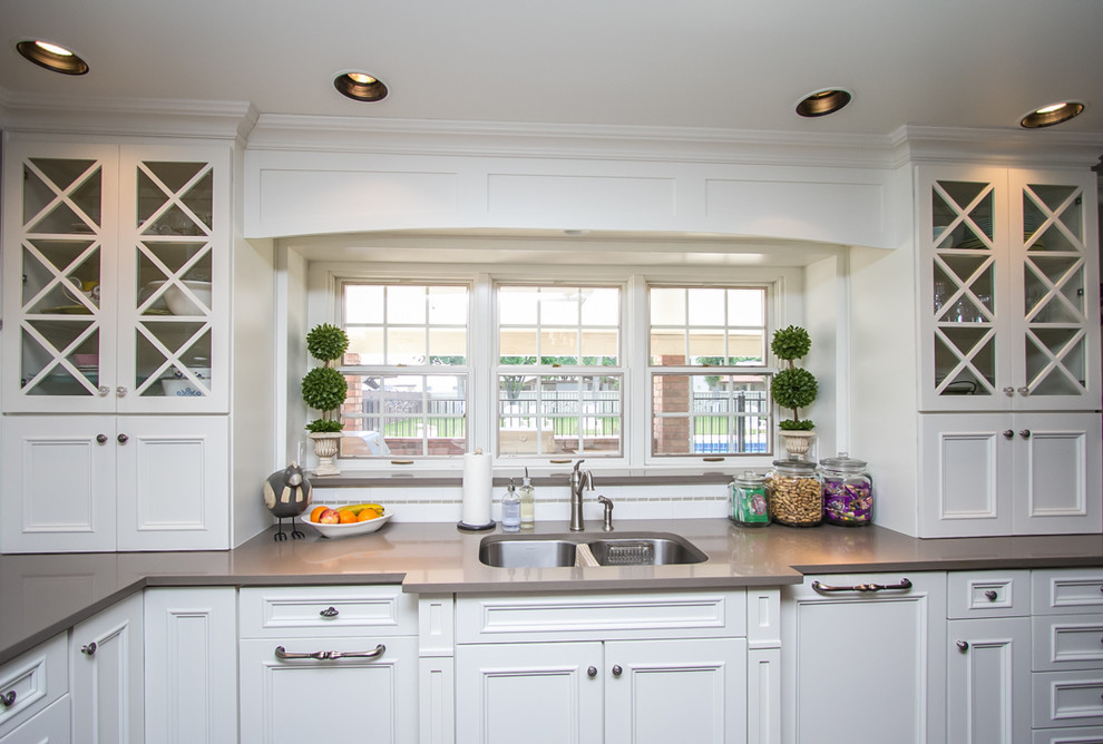 Kitchen - transitional kitchen idea in Phoenix