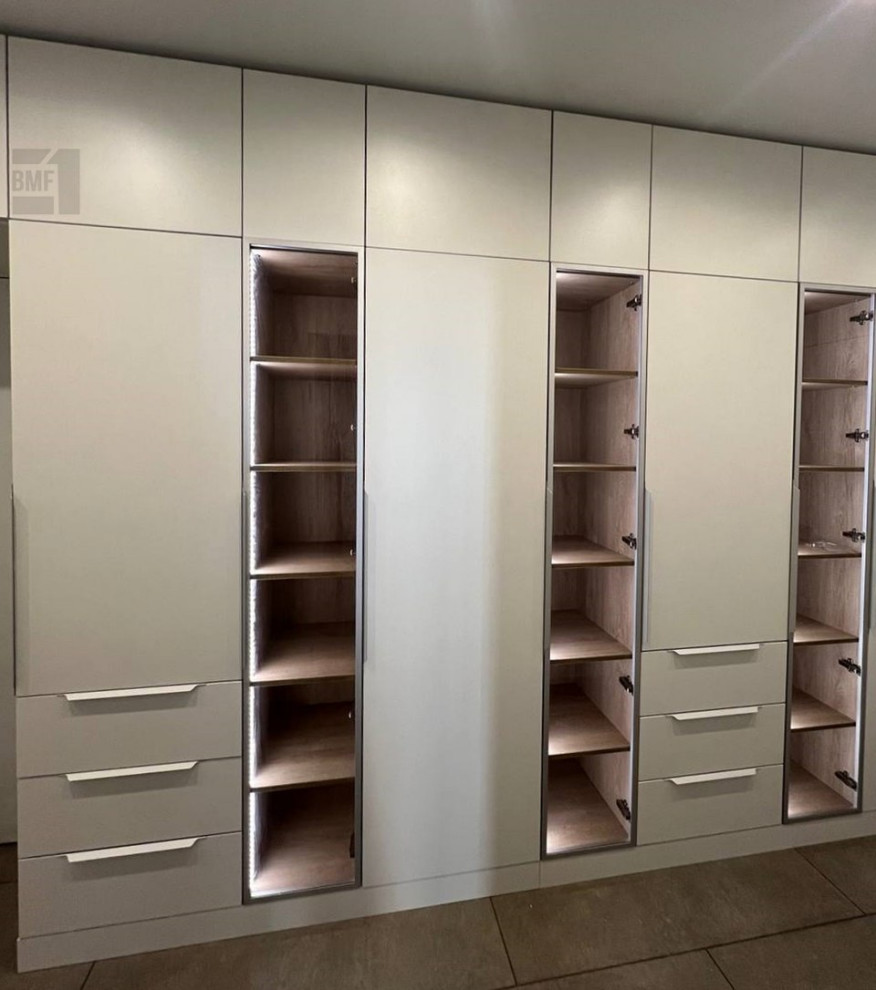 Шкаф в прихожую с подсветкой