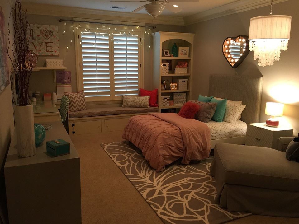 Young Teenage Girl's Modern Bedroom