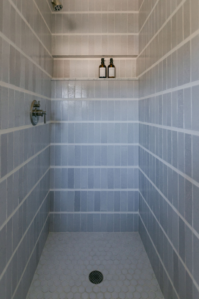 На фото: ванная комната в морском стиле с серой плиткой, керамической плиткой, полом из керамической плитки и кирпичными стенами