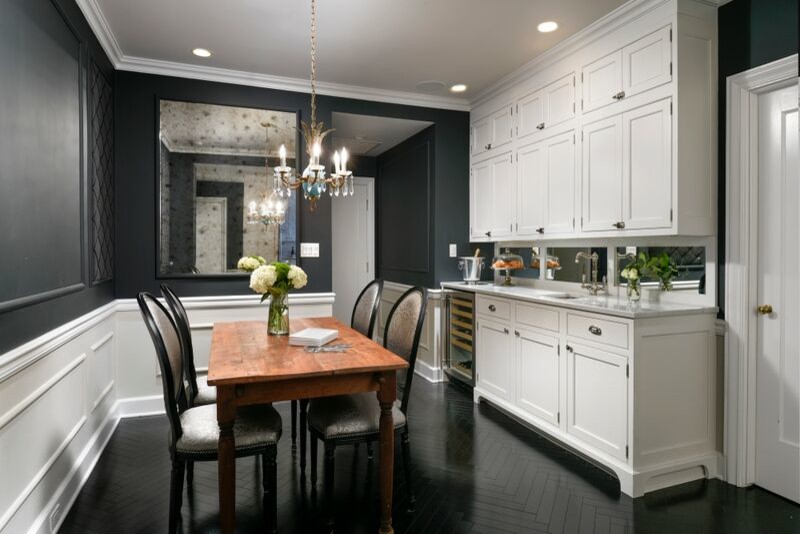 Kitchen - transitional kitchen idea in Chicago