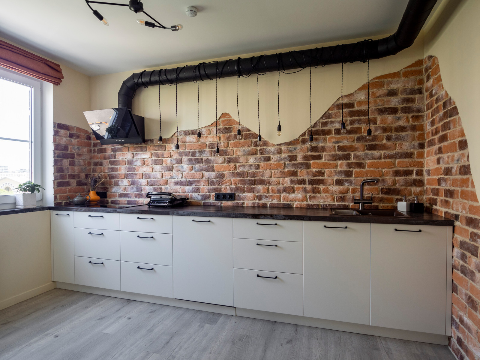 Кухня в стиле неоклассика без верхних модулей