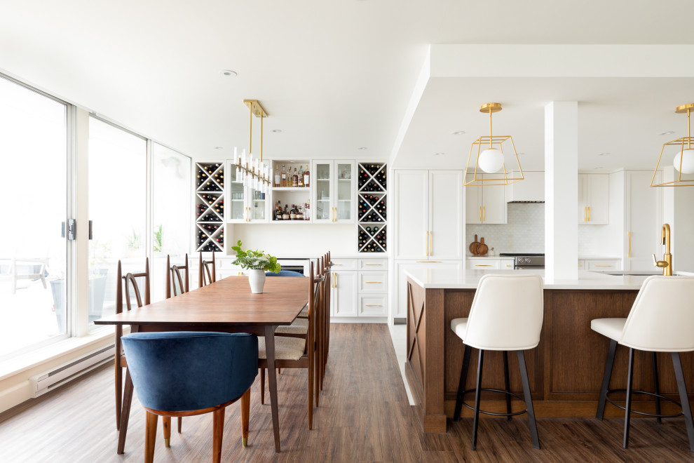 Immagine di una sala da pranzo aperta verso la cucina moderna di medie dimensioni con pareti bianche, parquet scuro, nessun camino e pavimento marrone