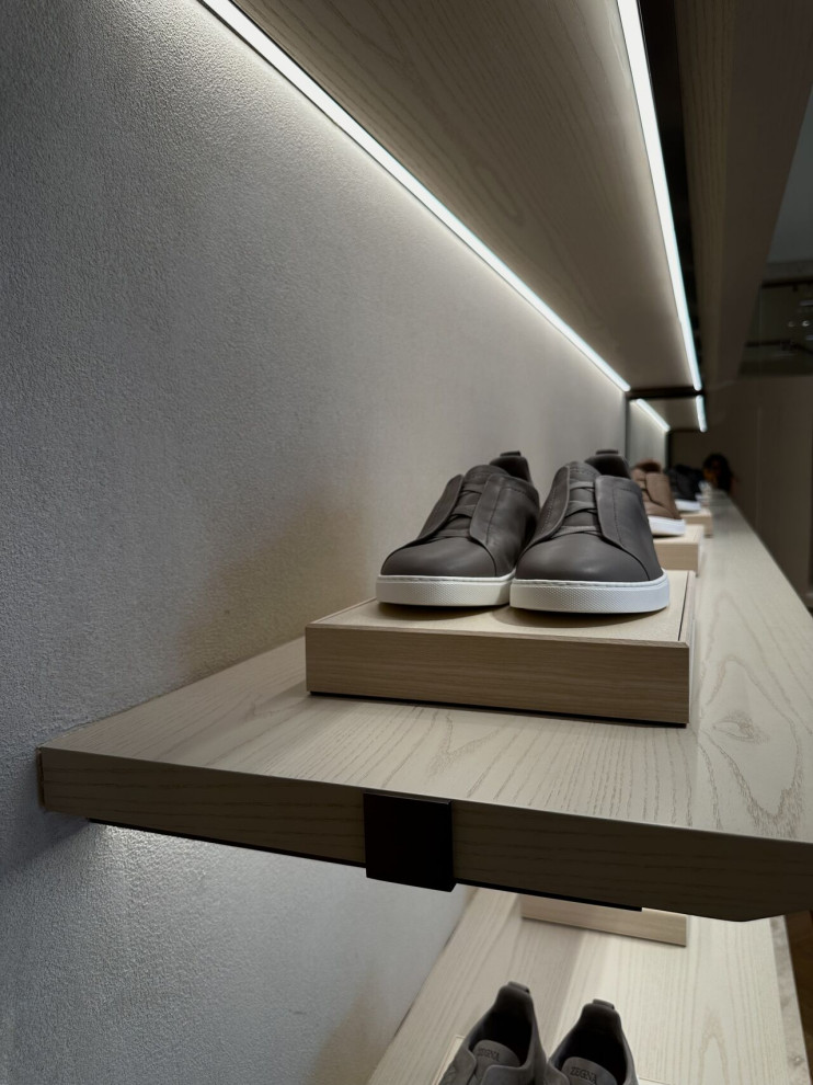 Современный интерьер магазина с фактурной штукатуркой под травертин