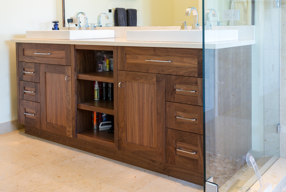 This is an example of a contemporary bathroom in Vancouver.