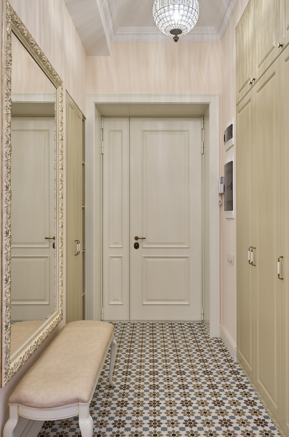 Высокие двери в классическом интерьере