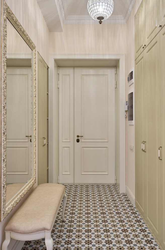 Высокие двери в классическом интерьере