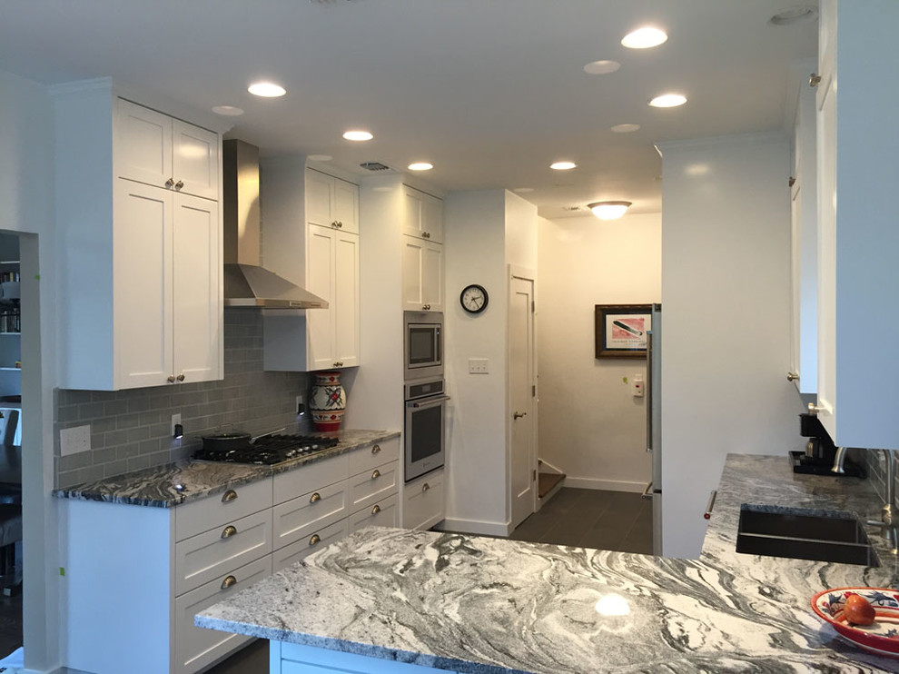 Kitchen - kitchen idea in Austin