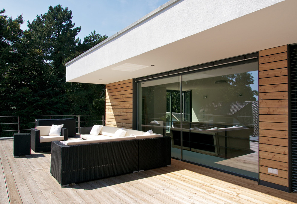 Inspiration for a large contemporary balcony in Leipzig with no cover.