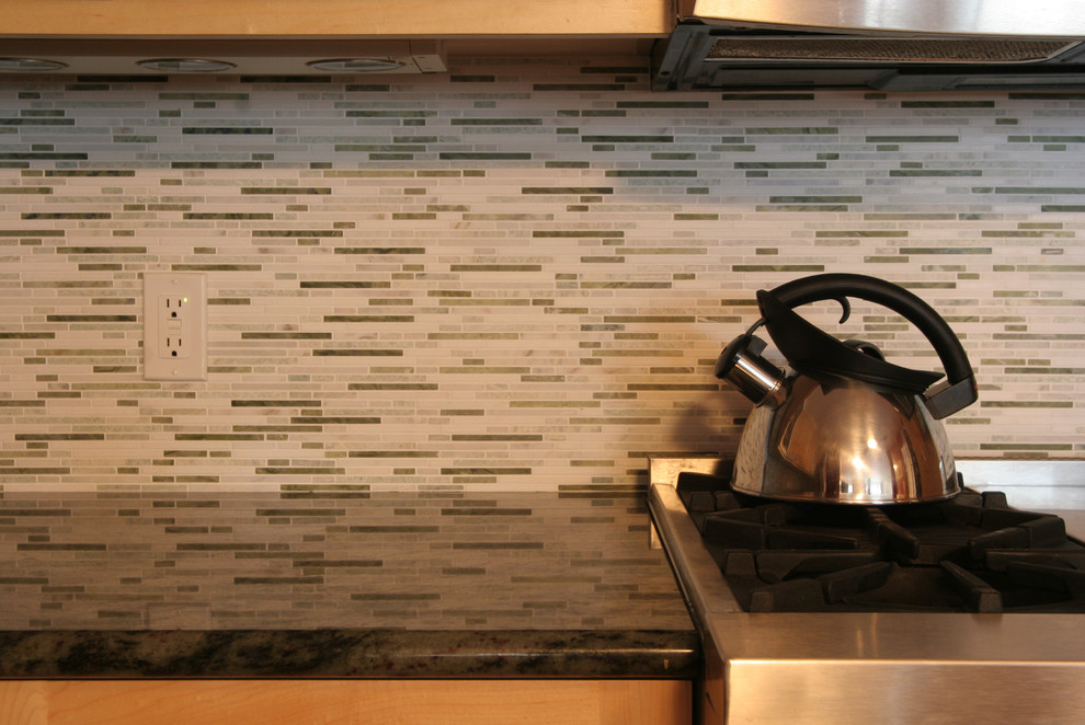 Eat-in kitchen - large transitional u-shaped porcelain tile eat-in kitchen idea in New York with an undermount sink, shaker cabinets, light wood cabinets, granite countertops, multicolored backsplash, matchstick tile backsplash, stainless steel appliances and an island
