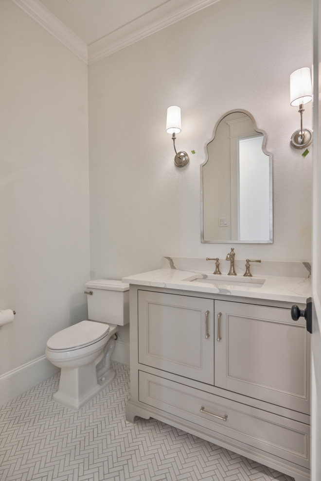 Inspiration för ett mellanstort vit vitt toalett, med luckor med infälld panel, grå skåp, en toalettstol med hel cisternkåpa, vita väggar, mosaikgolv, ett undermonterad handfat och vitt golv