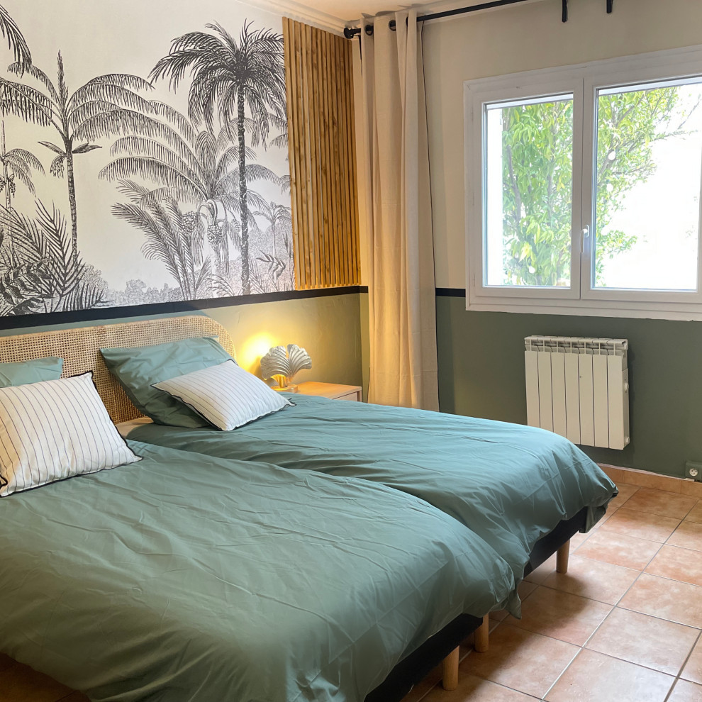 Пример оригинального дизайна: маленькая гостевая спальня (комната для гостей), в белых тонах с отделкой деревом в современном стиле с зелеными стенами, розовым полом и обоями на стенах без камина для на участке и в саду