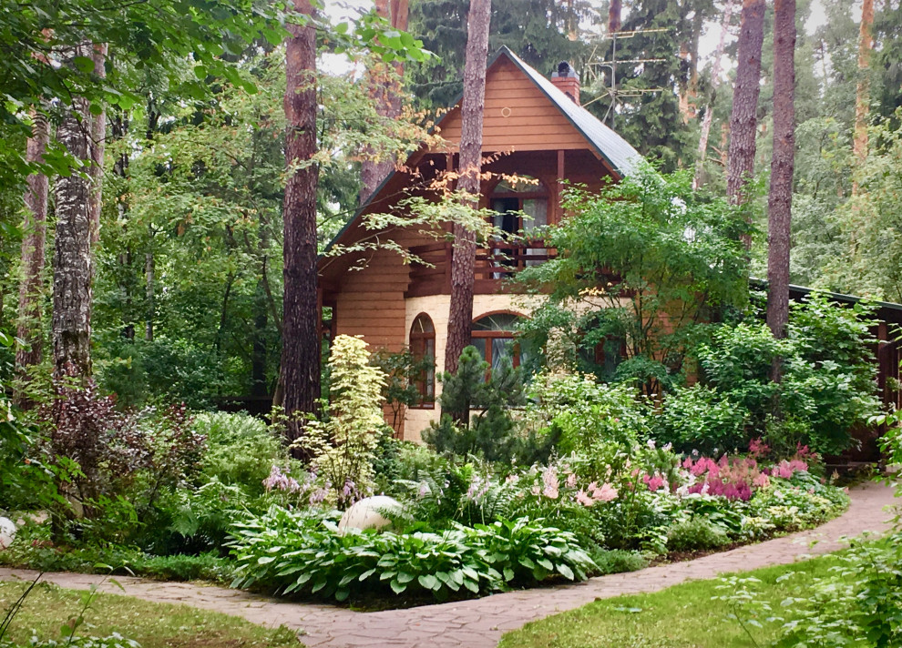 Photo of a transitional garden in Moscow.