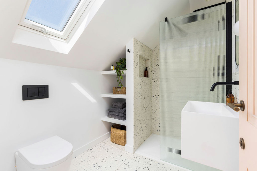 Идея дизайна: маленькая главная ванная комната в стиле ретро с плоскими фасадами, белыми фасадами, душем в нише, разноцветным полом, открытым душем, тумбой под одну раковину и подвесной тумбой для на участке и в саду