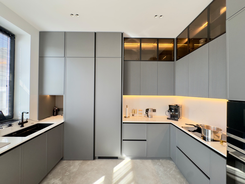 Кухня с кладовой в загородном доме