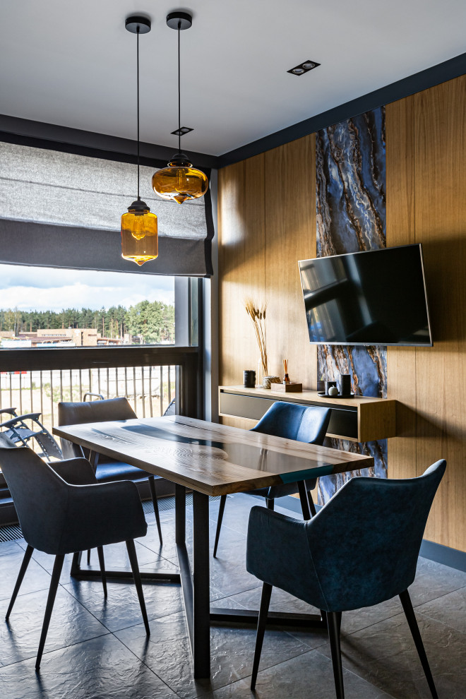Foto di una sala da pranzo aperta verso la cucina minimal di medie dimensioni con pareti grigie, pavimento in gres porcellanato, pavimento grigio e pareti in legno