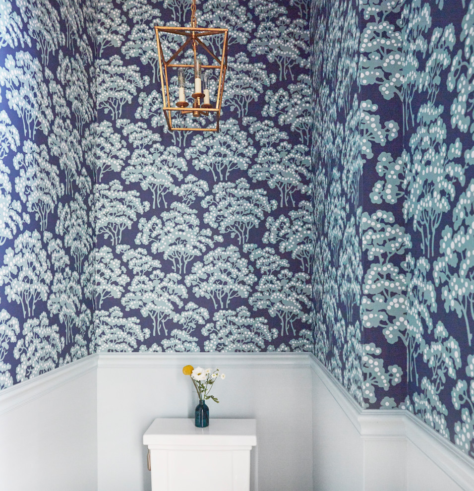 Kleine Klassische Gästetoilette mit profilierten Schrankfronten, blauen Schränken, Toilette mit Aufsatzspülkasten, blauer Wandfarbe, braunem Holzboden, Aufsatzwaschbecken, braunem Boden und freistehendem Waschtisch in Chicago