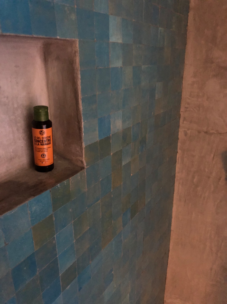 На фото: хамам в стиле фьюжн с душем без бортиков, зеленой плиткой, плиткой мозаикой, серыми стенами, серым полом, душем с распашными дверями и нишей с
