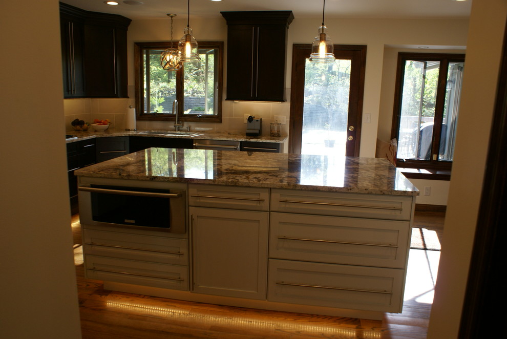 Kitchen - transitional kitchen idea in Chicago