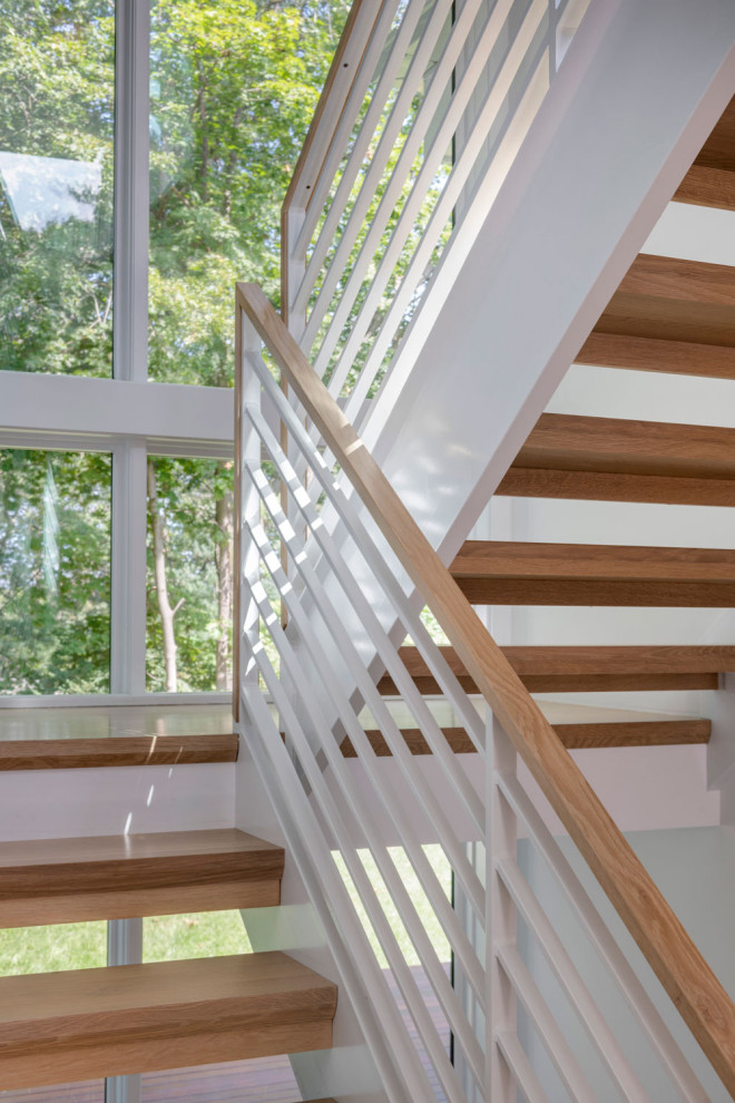 Источник вдохновения для домашнего уюта: изогнутая лестница среднего размера в стиле ретро с металлическими перилами