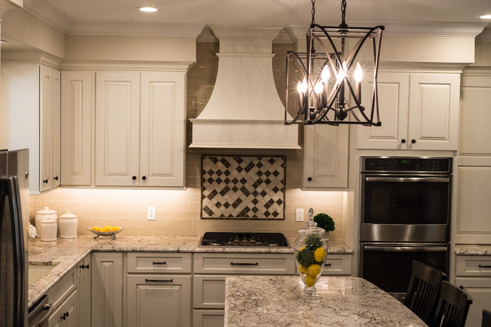 Kitchen - transitional kitchen idea in St Louis