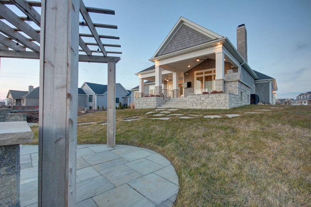Example of a transitional home design design in Chicago