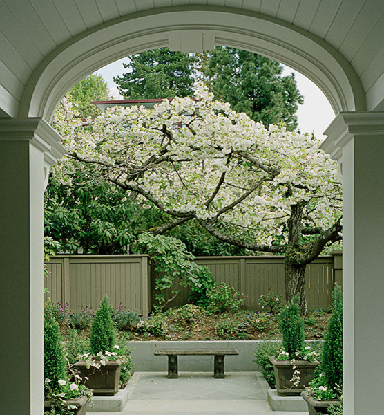 Photo of a traditional entryway in Seattle.